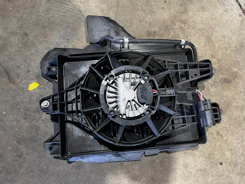 21-2024 OEM Chevrolet Corvette C8 AUX Left Driver RADIATOR FAN ASSEMBLY 84910712