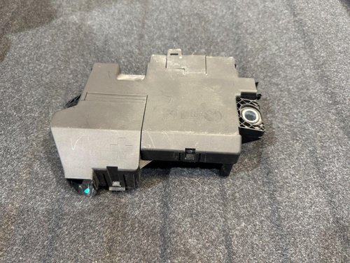 2019 - 2024 OEM VOLVO XC40 BATTERY POSITIVE TERMINAL JUNCTION FUSE BOX 32200334