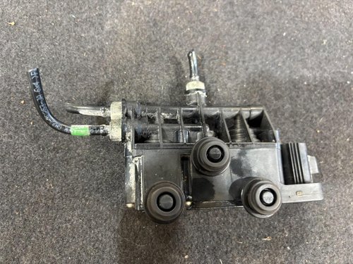 2013 - 2016 OEM Land ROVER LR4 Rear Suspension Leveling Valve Block RVH000055