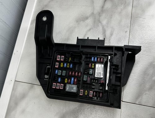 2021-2024 OEM CADILLAC ESCALADE REAR BODY WIRING HARNESS JUNCTION FUSE BOX