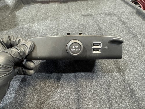 2019 - 2024 OEM VOLVO XC40 USB INTERFACE SOCKET JACK 31407038