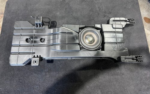 20-25 SIERRA SILVERADO 1500 2500 3500 FLOOR CONSOLE SUBWOOFER SPEAKER 84631830