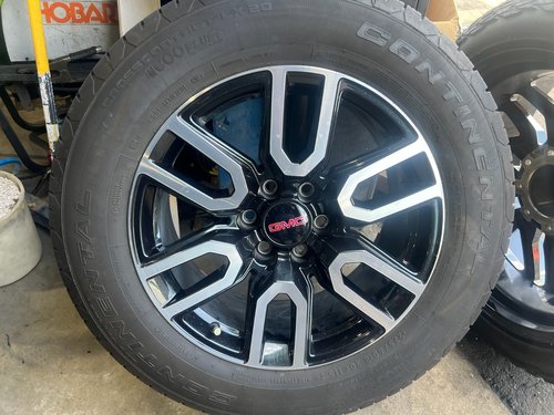 OEM GMC YUKON SIERRA BLACK WHEEL RIM 20" CONTINENTAL 275/60 R20 - ##4