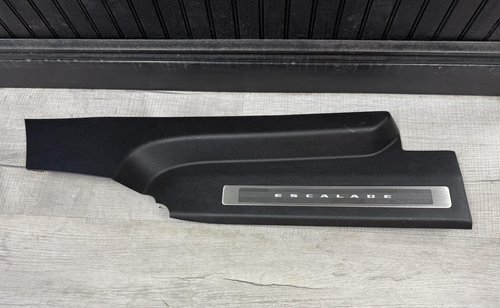 2021 - 2024 OEM CADILLAC ESCALADE REAR RIGHT RH DOOR SILL BLACK ILLUMINATED