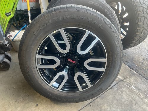 OEM GMC YUKON SIERRA BLACK WHEEL RIM 20" CONTINENTAL 275/60 R20 - ##2