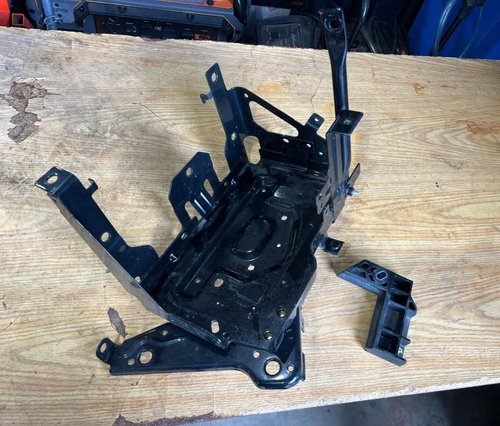 20-25 GMC SIERRA SILVERADO 2500 3500 BATTERY TRAY BOX HOUSING HOLDER BRACKET OEM