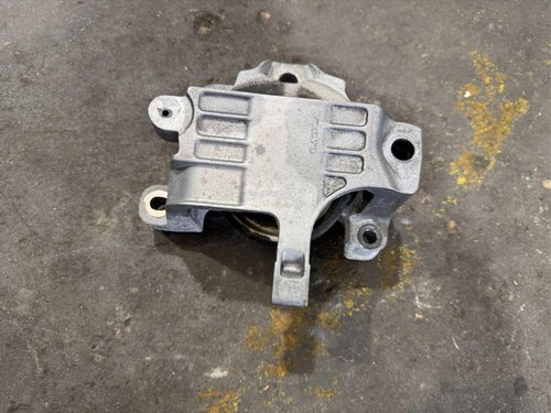 2019 - 2023 OEM VOLVO XC40 2.0L ENGINE MOTOR LEFT LH SIDE MOUNT SUPPORT BRACKET